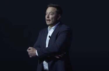 El Papa dice que le preocupa cuánto dinero ganan los CEO como Elon Musk