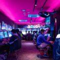 El arte de la anticipación: psicología del juego UX compartida por casinos y consolas