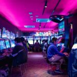 El arte de la anticipación: psicología del juego UX compartida por casinos y consolas