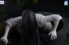 La figura del tapón de fideos Sadako incluye el pozo del anillo