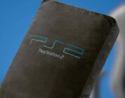 La réplica de peluche de PS2 es más grande que la consola real