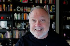 El cocreador de Fallout, Tim Cain, se reincorporó a Obsidian a tiempo completo para trabajar en un juego misterioso, pero planea mantener sus chats de YouTube.